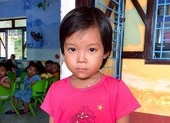 Tìm người thân cho bé gái bị lạc trên bãi biển Thuận An