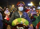 Người dân ồ ạt về quê, TP.HCM và miền Tây xử lý rủi ro kép