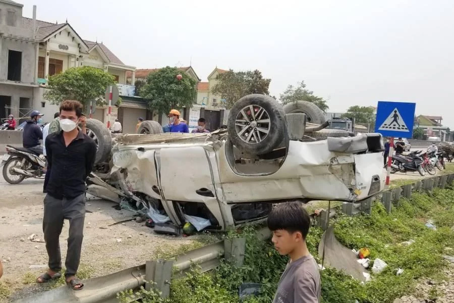 Xe bán tải bị đâm, lật ngửa trên quốc lộ 1A, tài xế bị thương.