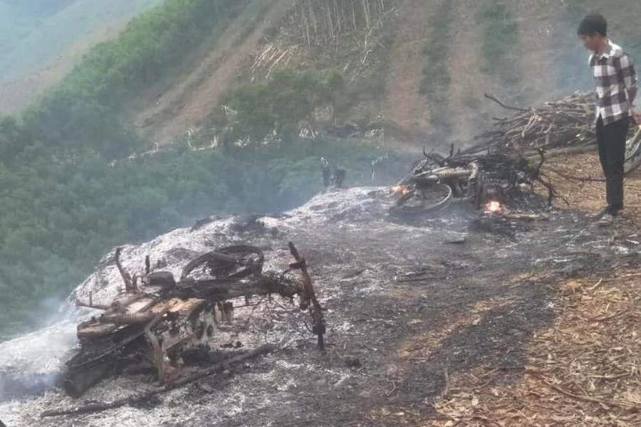 Những chiếc xe máy cháy trơ khung sắt.