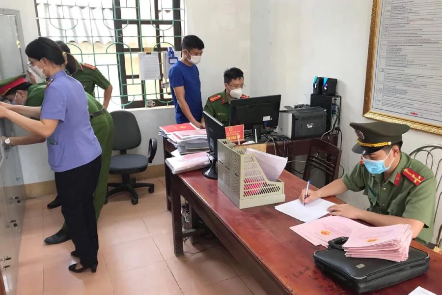 Cơ quan chức năng khám xét phòng làm việc của Nguyễn Văn Hà. Ảnh: CA