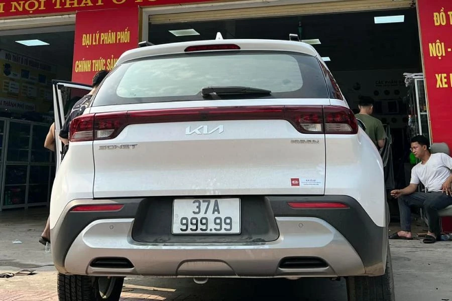 Chiếc xe Kia Sonet mang BKS 37A-999.99 đăng lên mạng xã hội diễn đàn về xe hơi, nhiều người chúc mừng chủ xe.