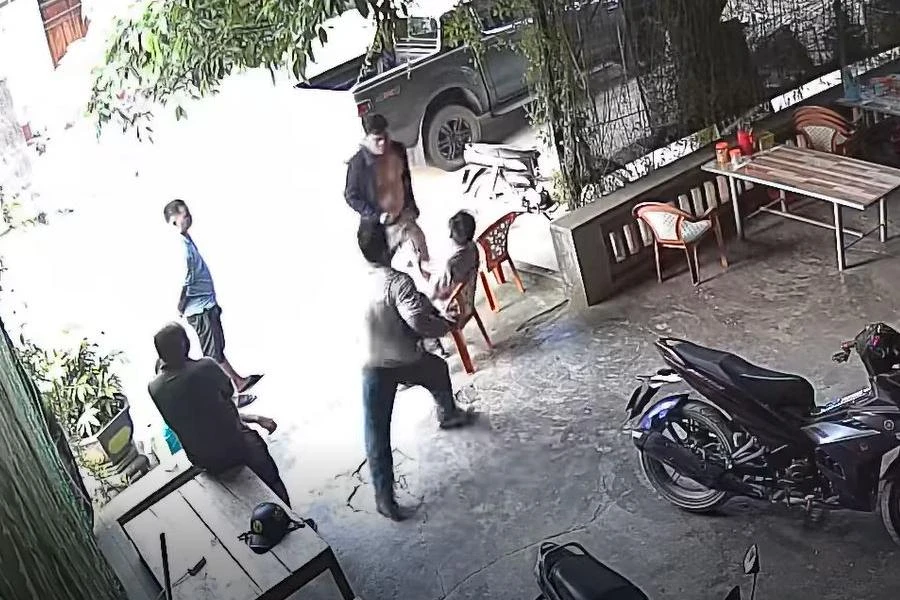 Hai người đàn ông nhảy vào tấn công ông N- đang ngồi trên ghế.