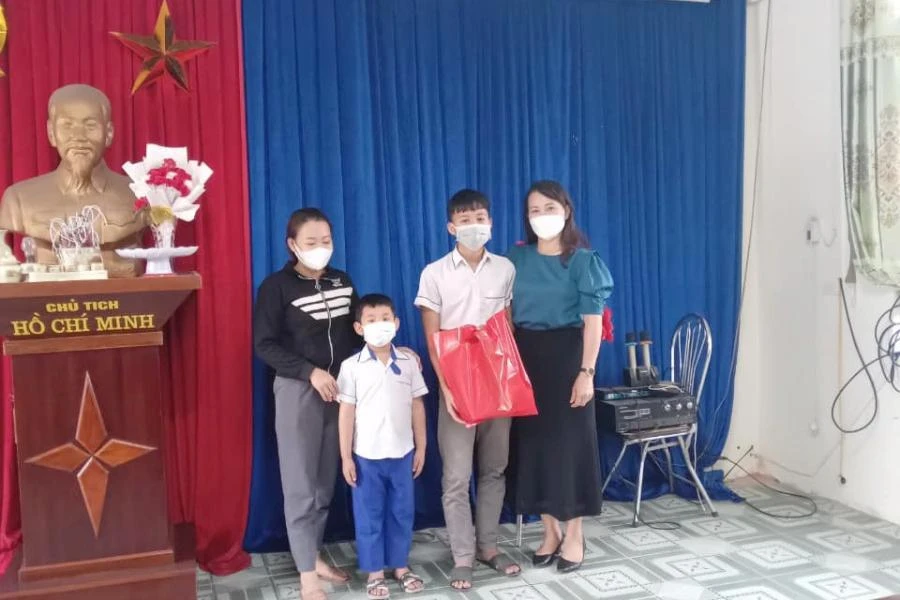 Người thân của trẻ em được cứu sống đến trường cảm ơn em An.