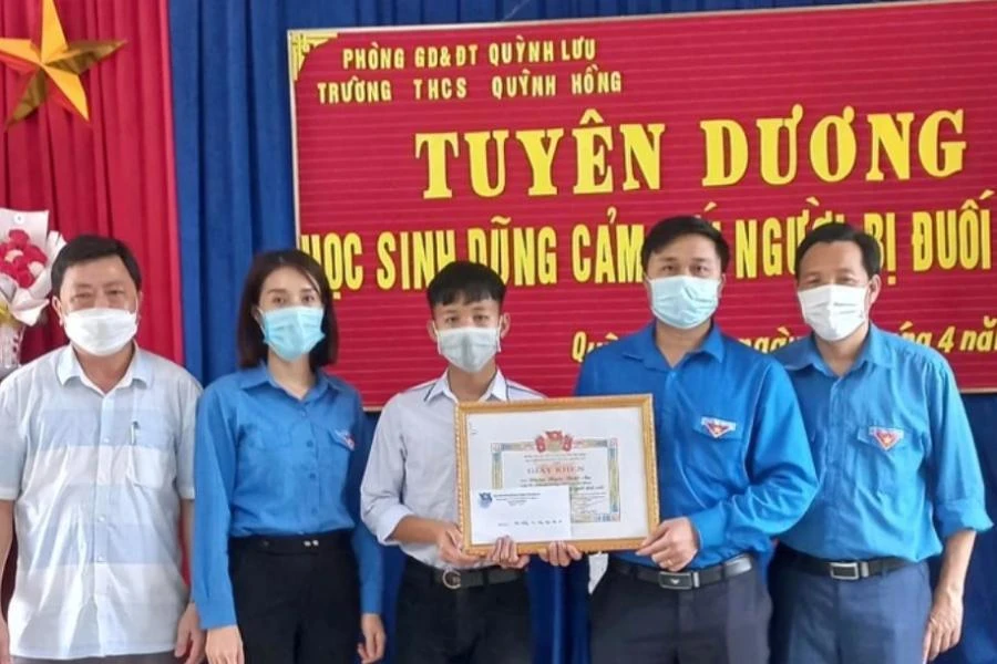 Huyện đoàn Quỳnh Lưu trao tặng giấy khen, tuyên dương em An dũng cảm cứu sống người bị đuối nước.