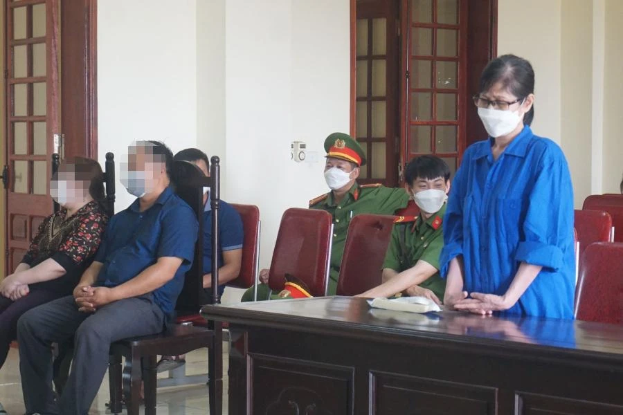 Bị cáo Nguyễn Thị Thủy bật khóc trước bục khai báo.