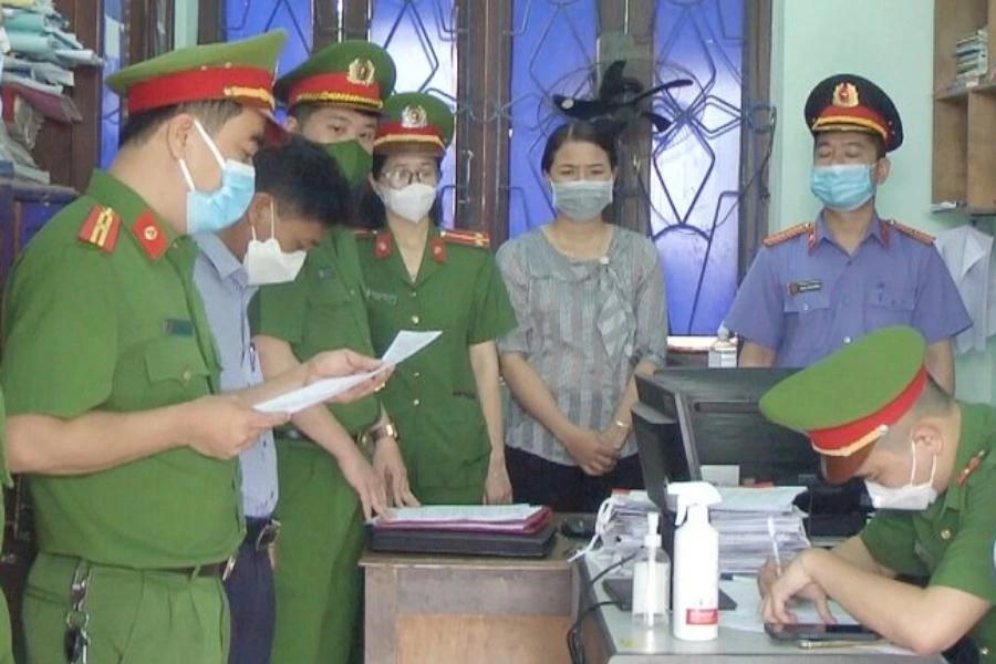 Cơ quan công an tống đạt quyết định khởi tố bị can đối với Cao Thị Thanh Thuận. Ảnh: CA.