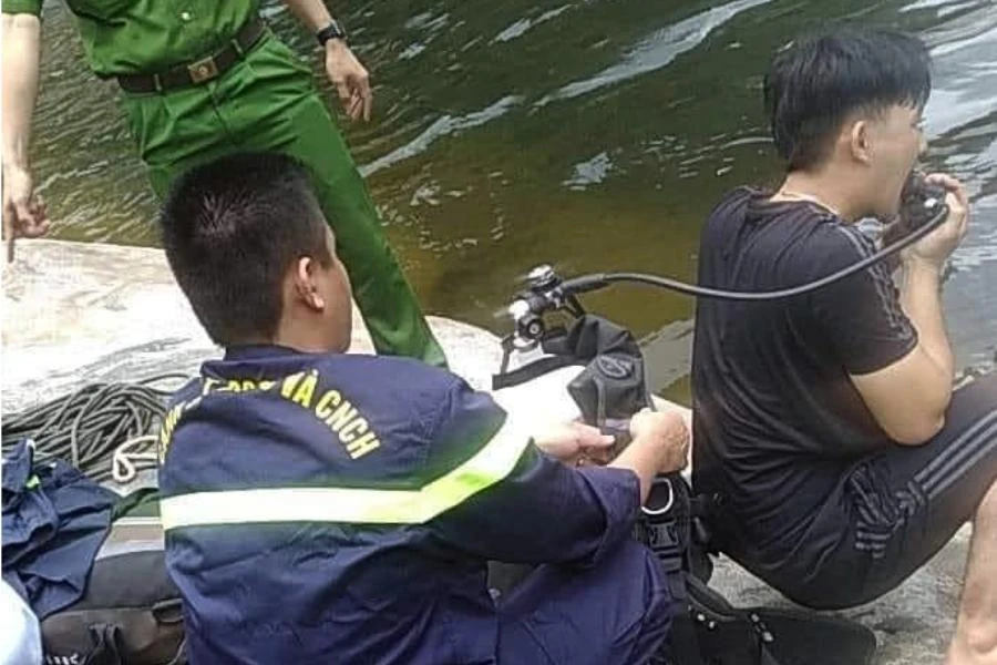 Cảnh sát chuẩn bị lặn xuống thác 7 tầng tìm kiếm thi thể anh T.