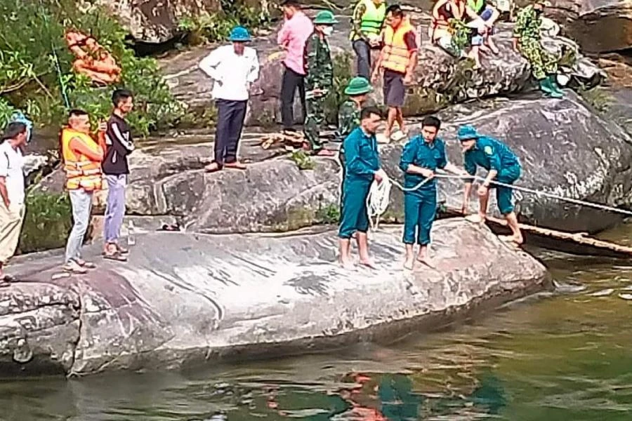 Lực lượng chức năng tìm kiếm thi thể anh T. ở thác 7 tầng. Ảnh: S.LAM
