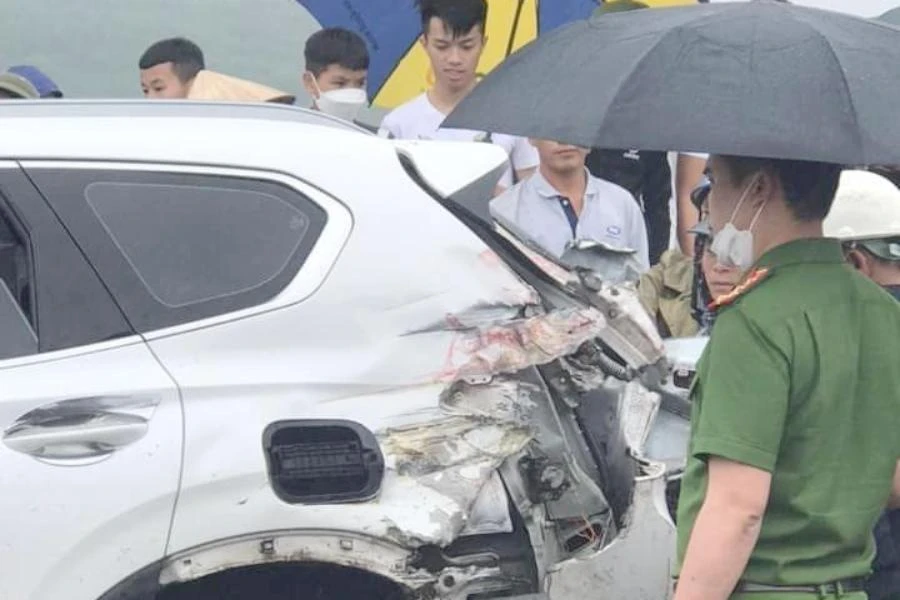 Công an có mặt tại hiện trường điều tra vụ tai nạn giữa tàu hỏa và ô tô. Ảnh: CTV