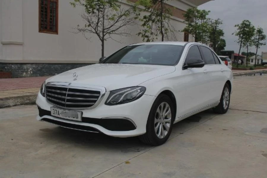 Công an tạm giữ chiếc xe Mercedes của Hằng điều khiển. Ảnh: CA.
