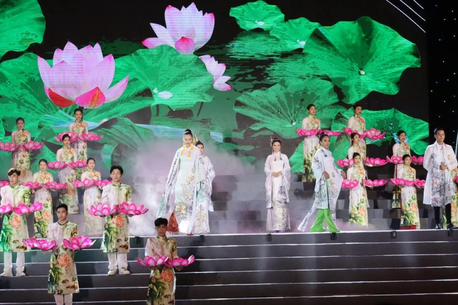 Trình diễn áo dài của đoàn TP.HCM
