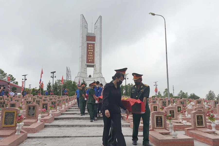 An táng các liệt sĩ tại Nghĩa trang liệt sĩ huyện Đô Lương.