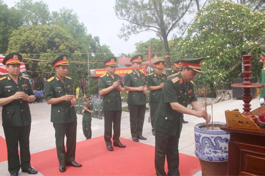 Dâng hương các liệt sĩ quân tình nguyện và chuyên gia Việt Nam hy sinh trên đất bạn Lào.