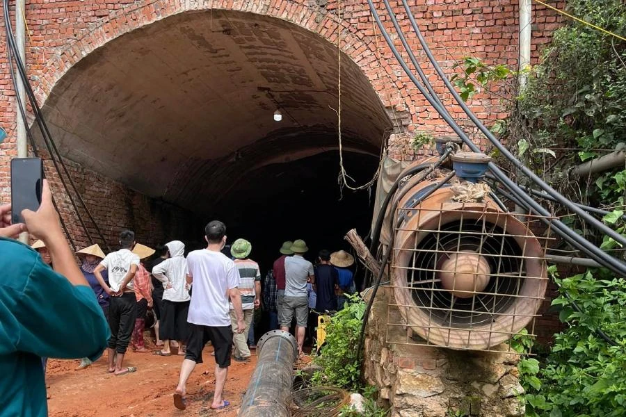 Người dân xã Châu Hồng từng kéo vào hầm khai thác quặng để kiểm tra.