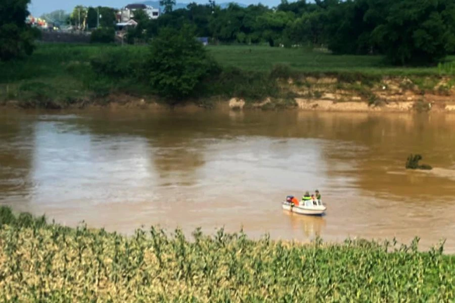 Cảnh sát tìm kiếm thi thể chị H trên sông Hiếu. Ảnh: CA