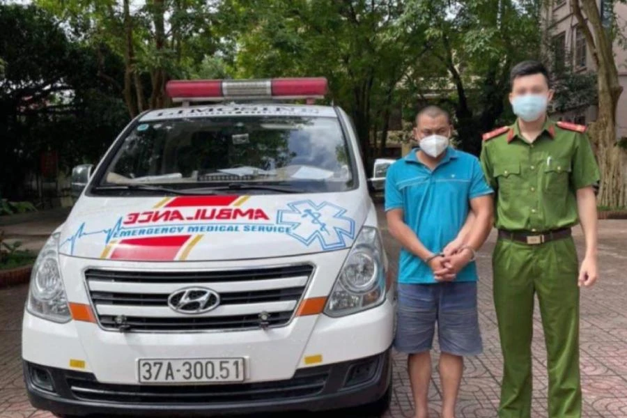 Lâm bị bắt giữ cùng chiếc xe cứu thương. Ảnh: CA.
