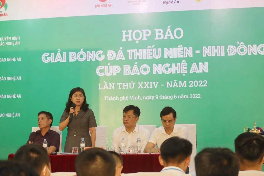 Bà Nguyễn Thị Thanh Hương- Phó Giám đốc Sở Văn hóa và Thể thao Nghệ An trả lời các câu hỏi tại buổi họp báo. Bà Nguyễn Thị Thanh Hương- Phó Giám đốc Sở Văn hóa và Thể thao Nghệ An trả lời các câu hỏi tại buổi họp báo.