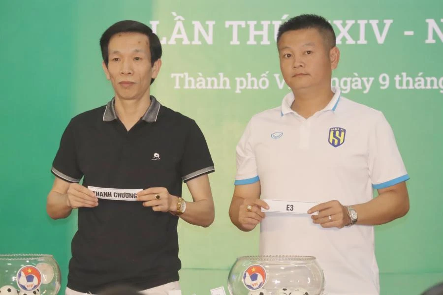 Nhà báo Bá Thăng (Đài Truyền hình kỹ thuật số VTC, Đài Tiếng nói Việt Nam) và Huấn luyện viên Phạm Văn Quyến bốc thăm chia bảng cho 20 đội bóng nhi đồng. Nhà báo Bá Thăng (Đài Truyền hình kỹ thuật số VTC, Đài Tiếng nói Việt Nam) và Huấn luyện viên Phạm Văn Quyến bốc thăm chia bảng cho 20 đội bóng nhi đồng.