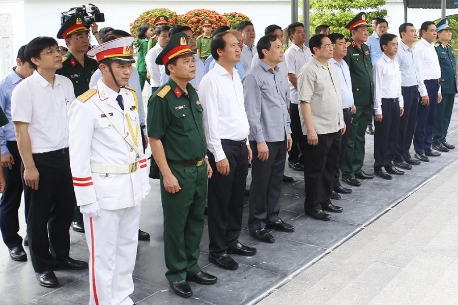 Thủ tướng Phạm Minh Chính và đoàn công tác, lãnh đạo tỉnh Hà Tĩnh trước khu mộ 10 nữ anh hùng liệt sĩ. Ảnh: BHT.