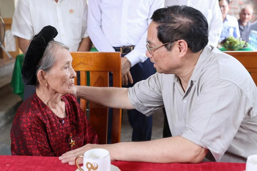 Thủ tướng ân cần thăm hỏi sức khỏe và đời sống của Mẹ Việt Nam Anh hùng Nguyễn Thị Ả và gia đình. Ảnh: NHẬT BẮC.