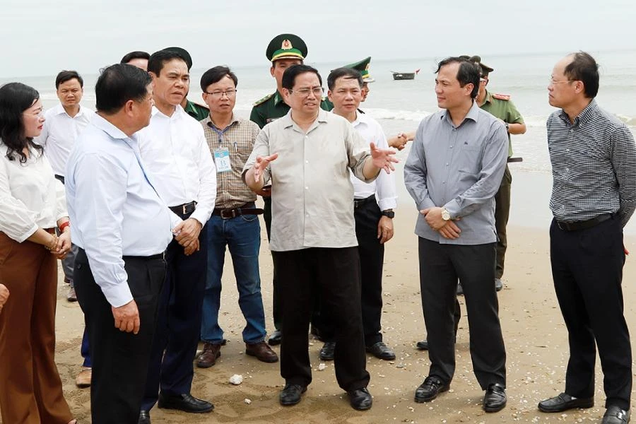 Thủ tướng Chính phủ Phạm Minh Chính và đoàn công tác đến khảo sát tại khu vực bãi tắm biển Thạch Hải (Hà Tĩnh). Ảnh: BHT