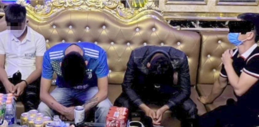 Hiện trường bốn nam thanh niên sử dụng ma túy trong quán karaoke. Ảnh: CA.