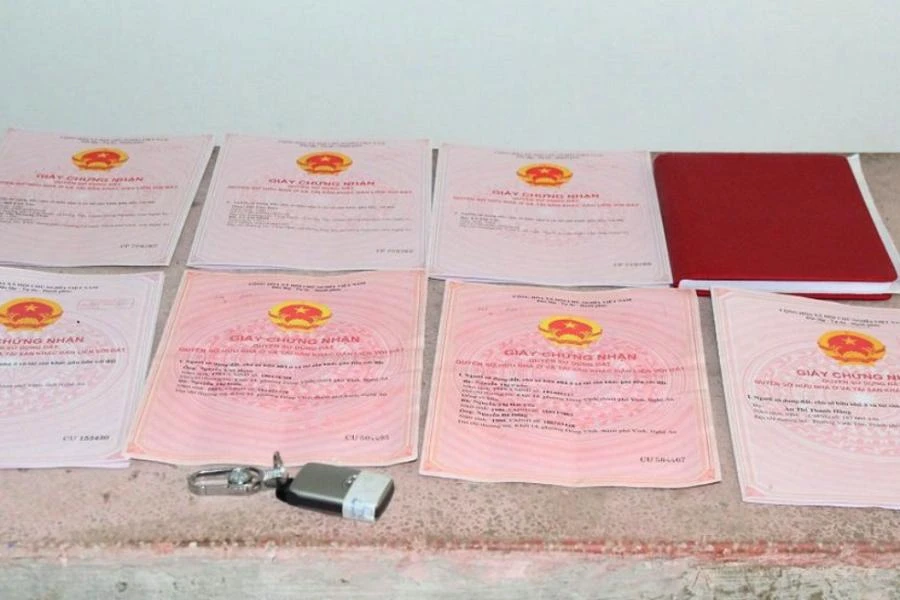 Tang vật giấy chứng nhận quyền sử dụng đất làm giả. Ảnh: NTV. Tang vật giấy chứng nhận quyền sử dụng đất làm giả. Ảnh: NTV.