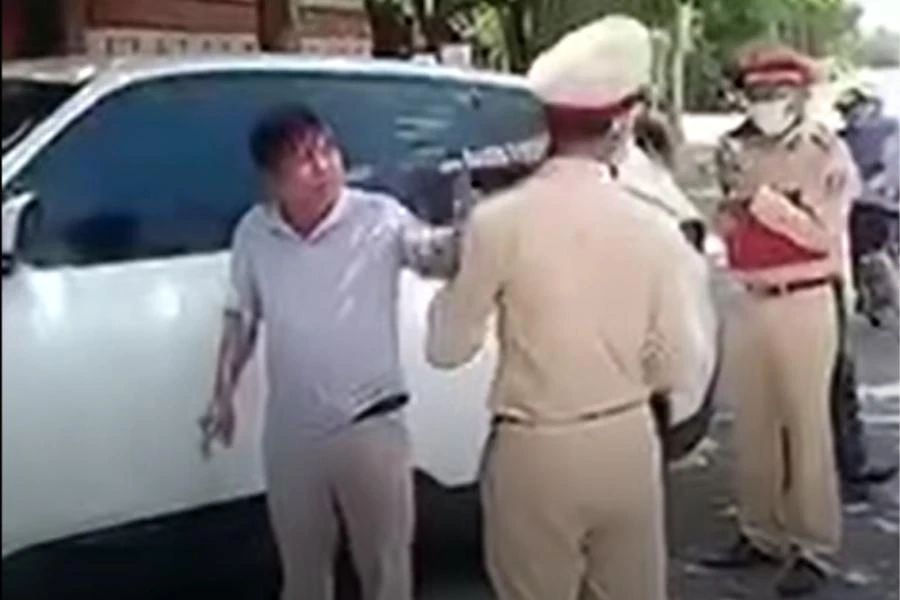 Người đàn ông điều khiển xe hơi không chịu đo nồng độ cồn. Ảnh cắt từ video clip Người đàn ông điều khiển xe hơi không chịu đo nồng độ cồn. Ảnh cắt từ video clip