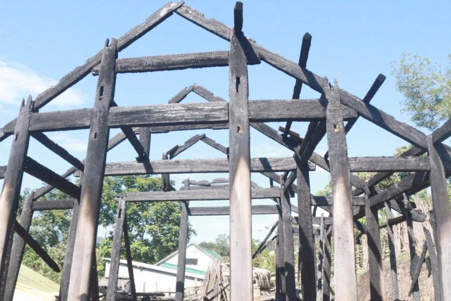 Ngôi nhà gỗ bị cháy hỏng. Ảnh: NTV.