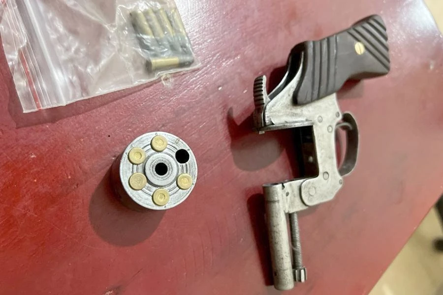 Súng và đạn bị thu giữ của Hồng. Ảnh: CA