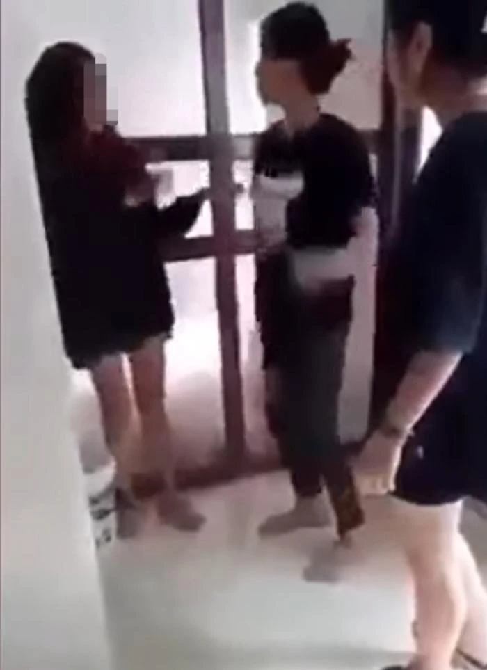Nữ sinh bị hai "đàn chị" đưa vào khu vực nhà vệ sinh để hành hung. Ảnh cắt từ clip
