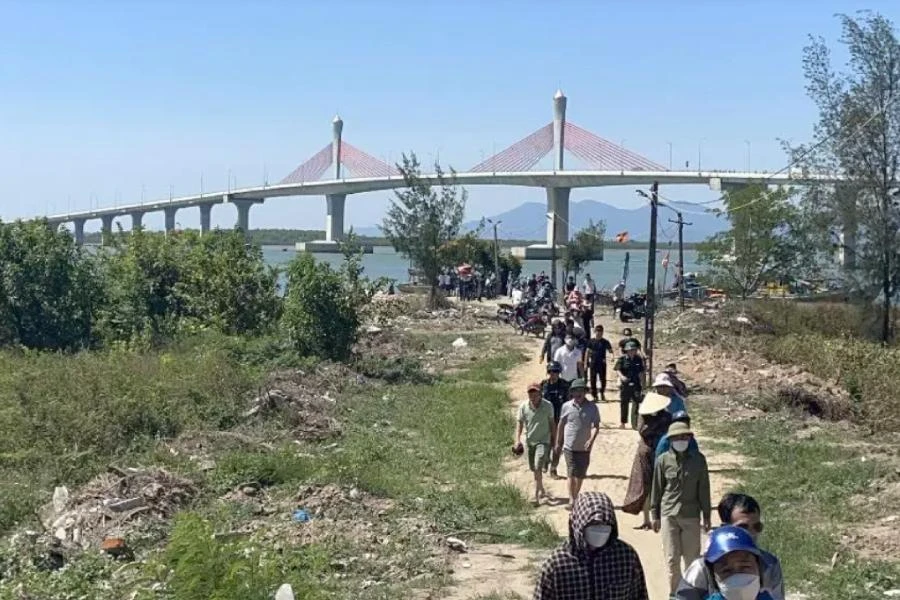 Người dân ra bờ sông Lam gần cầu Cửa Hội theo dõi sự việc. Ảnh: CTV.