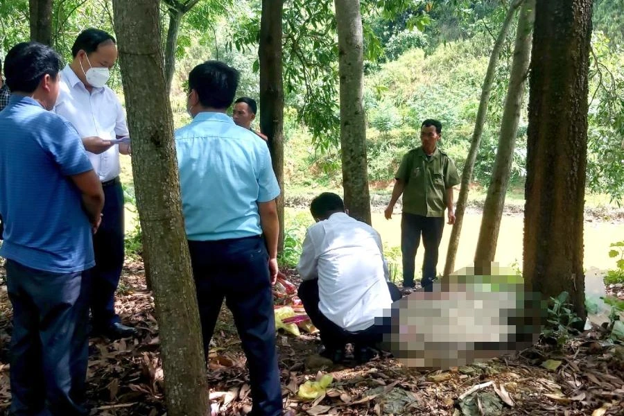 Thi thể em Sữa được vớt từ dưới sông lên bờ.