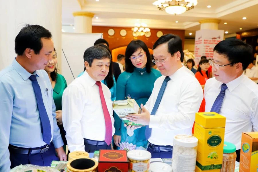 Các đại biểu tham quan các gian hàng trưng bày các sản phẩm phục vụ du lịch.