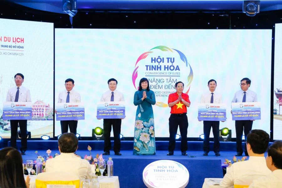 Bà Phan Thị Thắng- Phó Chủ tịch UBND TP.HCM và ông Tô Đình Tuân - Tổng Biên tập Báo Người Lao Động trao Quốc kỳ do Chủ tịch nước Nguyễn Xuân Phúc tặng cùng bảng tượng trưng 60.000 lá cờ Tổ quốc cho ngư dân các tỉnh: Nghệ An, Ninh Bình, Thanh Hoá, Hà Tĩnh, Quảng Bình, Quảng Trị.