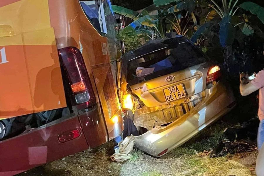 Ô tô khách và xe hơi bị hư hỏng nặng. Ảnh: CTV