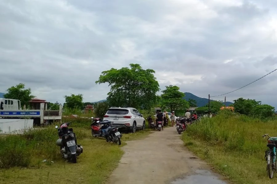 Người dân ra gần hiện trường dõi theo công tác khám nghiệm. Ảnh: ĐẮC LAM Người dân ra gần hiện trường dõi theo công tác khám nghiệm. Ảnh: ĐẮC LAM