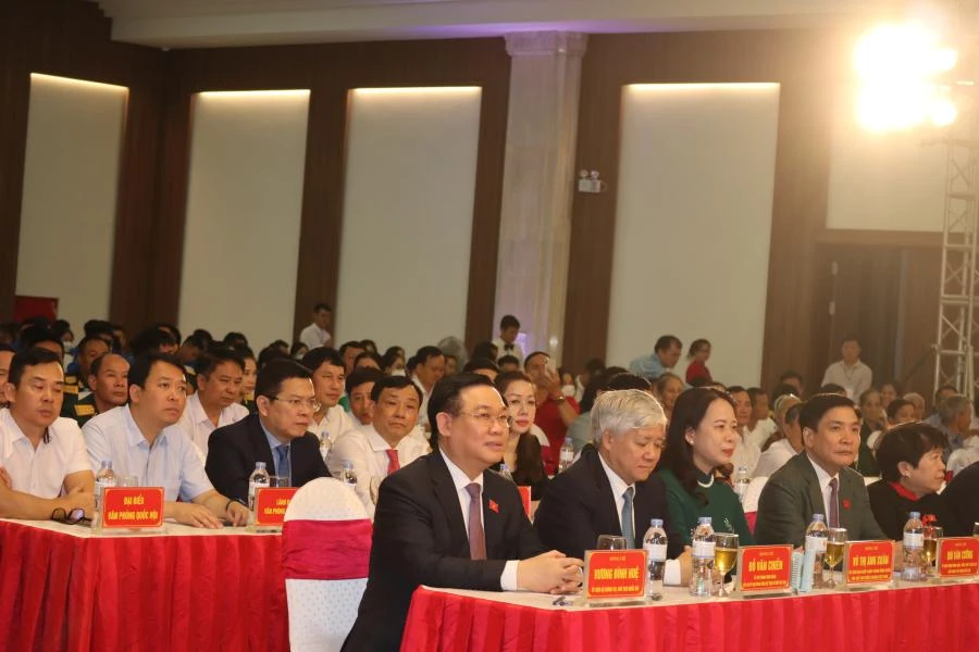 Ông Vương Đình Huệ - Chủ tịch Quốc hội, ông Đỗ Văn Chiến - Chủ tịch Ủy ban Trung ương MTTQ Việt Nam, bà Võ Thị Ánh Xuân - Phó Chủ tịch nước, ông Đào Ngọc Dung - Bộ trưởng Bộ LĐ-TB&amp;XH, lãnh đạo tỉnh Nghệ An, Hà Tĩnh, cùng thân nhân các liệt sĩ... Ảnh: ĐL