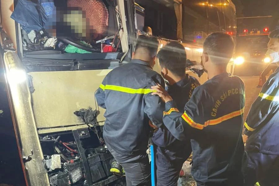 Cảnh sát cứu nạn cứu hộ giải cứu hành khách và đưa thi thể tài xế ra ngoài. Ảnh: ĐL