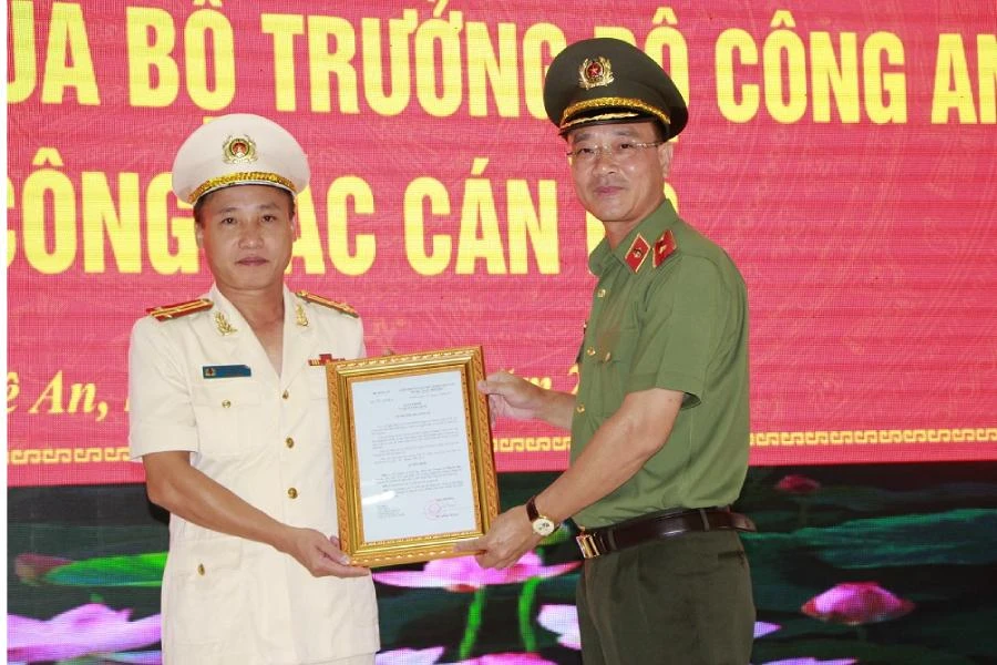 Thiếu tướng Phạm Thế Tùng- Giám đốc Công an tỉnh Nghệ An trao quyết định bổ nhiệm chức vụ Phó Giám đốc Công an Nghệ An cho Thượng tá Nguyễn Duy Thanh.