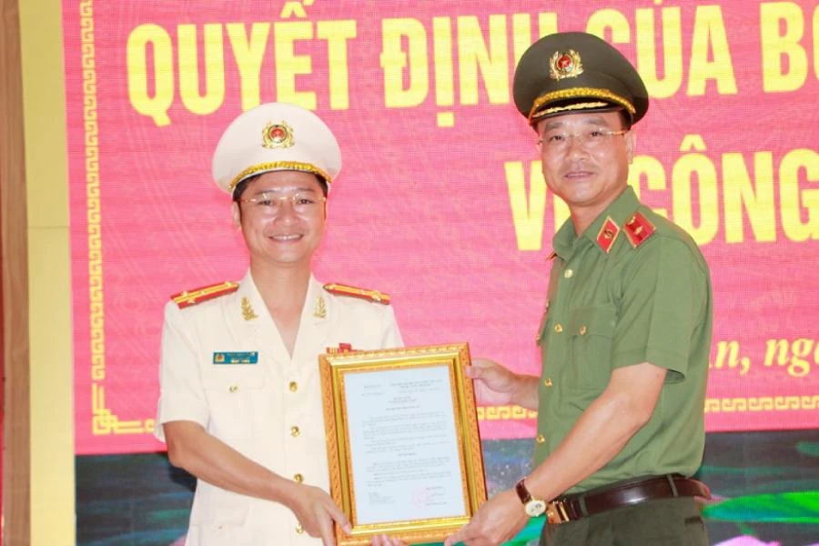 Thiếu tướng Phạm Thế Tùng, Giám đốc Công an tỉnh Nghệ An trao quyết định bổ nhiệm chức vụ Phó Giám đốc Công an Nghệ An cho Thượng tá Trần Ngọc Tuấn.