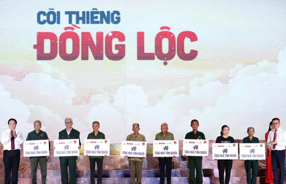 Ông Nguyễn Xuân Thắng và ông Lê Quốc Minh trao tám căn nhà tình nghĩa cho các gia đình thân nhân liệt sĩ, đối tượng chính sách.