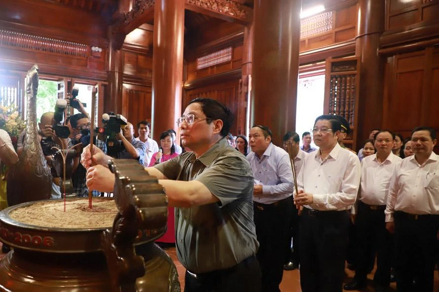 Thủ tướng Phạm Minh Chính dâng nén hương thơm lên anh linh Chủ tịch Hồ Chí Minh. Ảnh: NTV