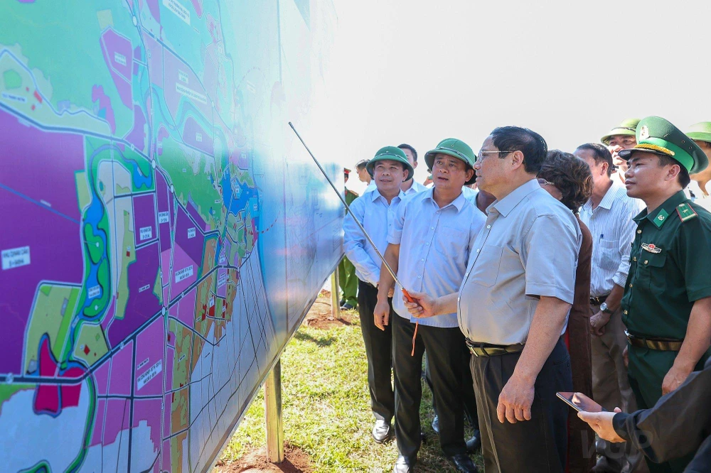 Thủ tướng Phạm Minh Chính thống nhất phương án đầu tư mở rộng Cảng Hàng không quốc tế Vinh và xây dựng Cảng nước sâu Cửa Lò. Ảnh: VGP.