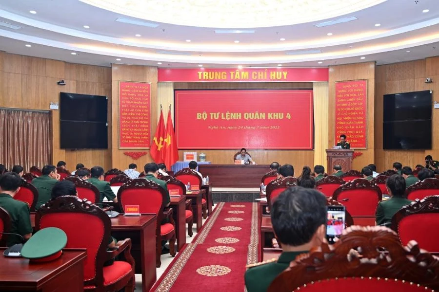 Thủ tướng Chính phủ Phạm Minh Chính làm việc với Bộ tư lệnh Quân khu 4. Ảnh: QK4.