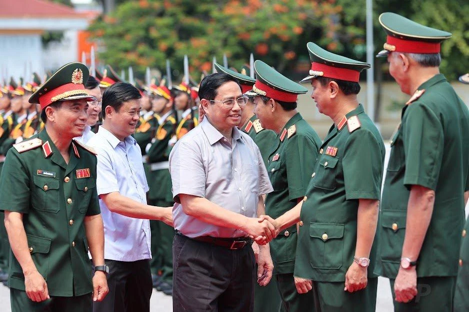 Thủ tướng Phạm Minh Chính và Bí thư Tỉnh ủy Nghệ An thăm hỏi lãnh đạo, sĩ quan, cán bộ, chiến sĩ Bộ Tư lệnh Quân khu 4. Ảnh: VGP.