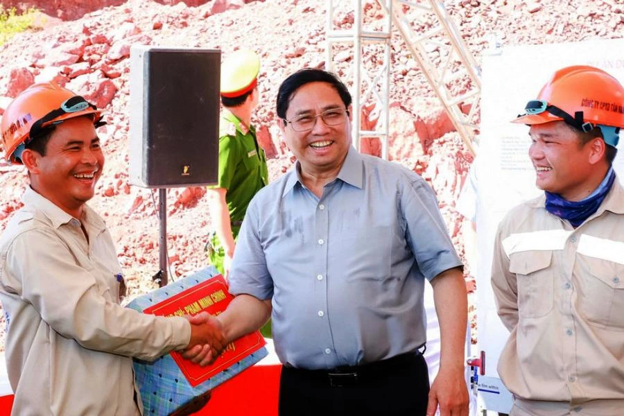 Thủ tướng Phạm Minh Chính thăm hỏi, trò chuyện, tặng quà cho công nhân thi công đường quốc gia ven biển. Ảnh: NTV.