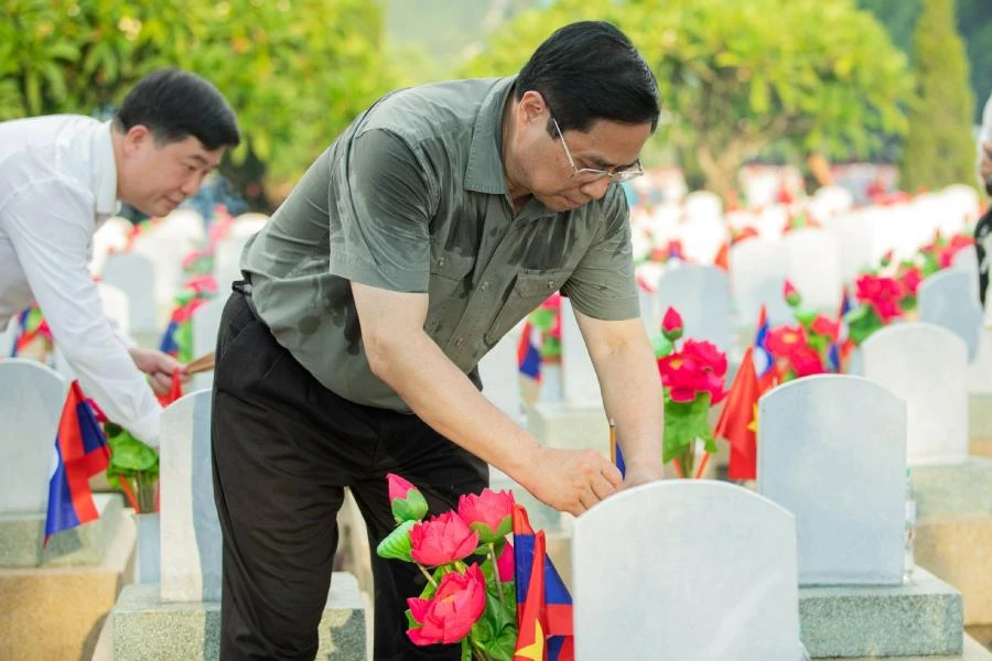 Thủ tướng Phạm Minh Chính thắp hương tại phần mộ các liệt sĩ. Ảnh: RẠNG ĐÔNG. Thủ tướng Phạm Minh Chính thắp hương tại phần mộ các liệt sĩ. Ảnh: RẠNG ĐÔNG.