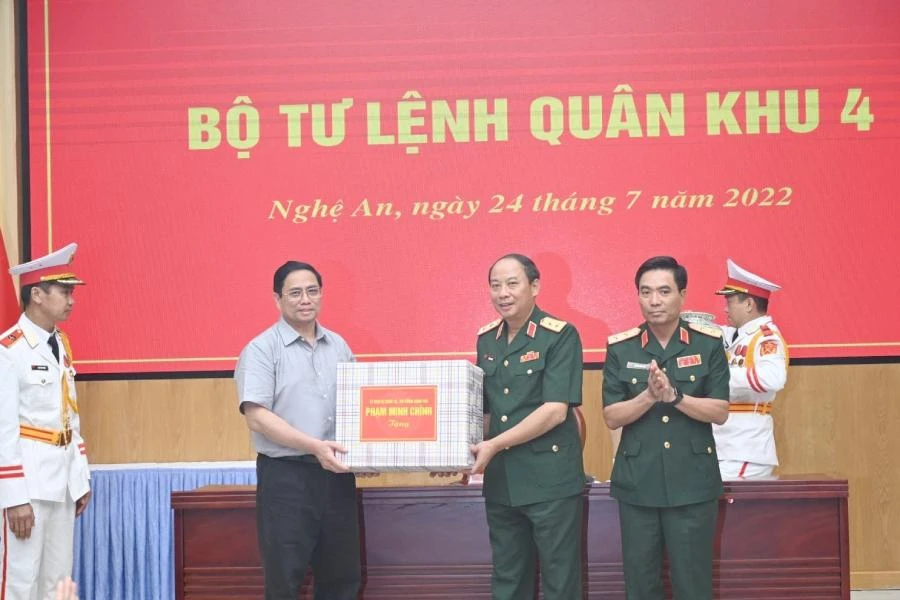 Thủ tướng Phạm Minh Chính trao quà cho lực lượng vũ trang Quân khu 4. Ảnh: QK4.